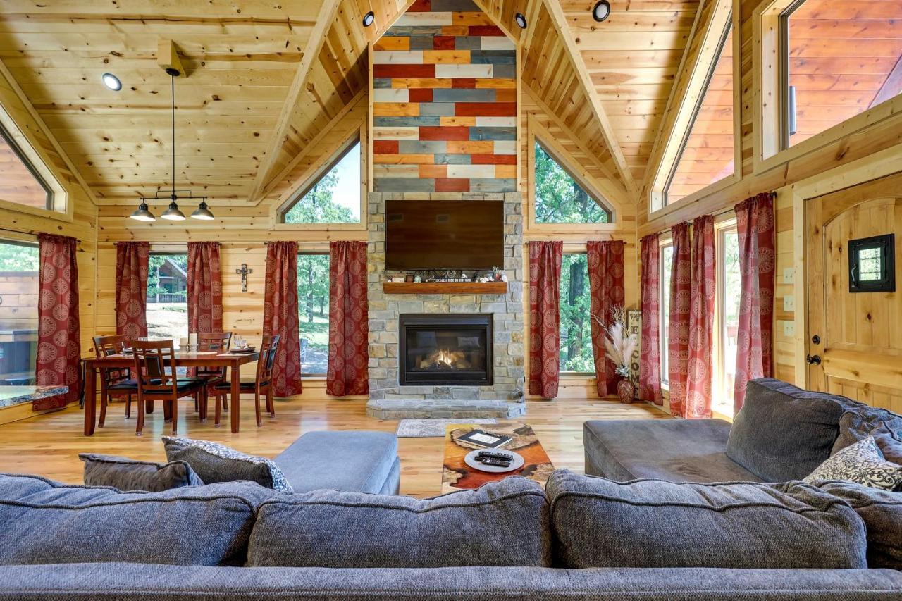 Broken Bow Cabin With Hot Tub And Outdoor Fireplace! Zewnętrze zdjęcie