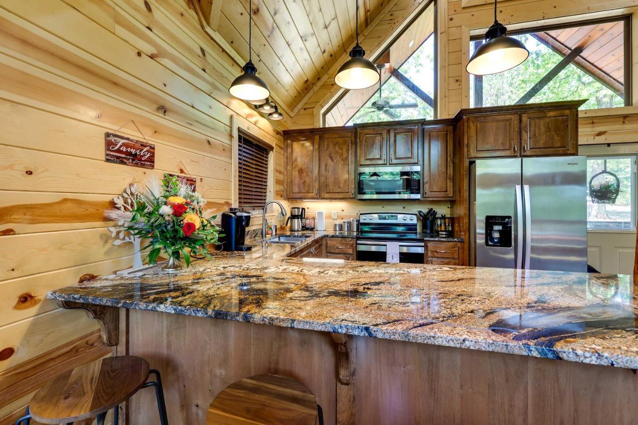 Broken Bow Cabin With Hot Tub And Outdoor Fireplace! Zewnętrze zdjęcie